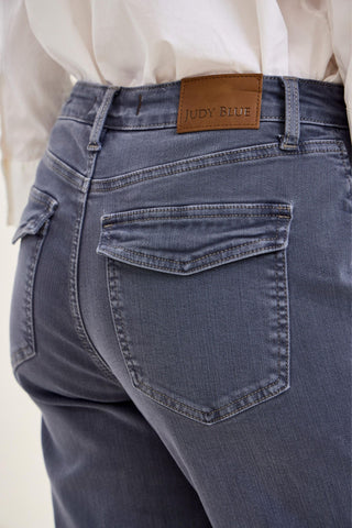 Judy Blue Patch Pocket Weekender Jean in Faded Indigo