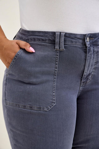 Judy Blue Patch Pocket Weekender Jean in Faded Indigo